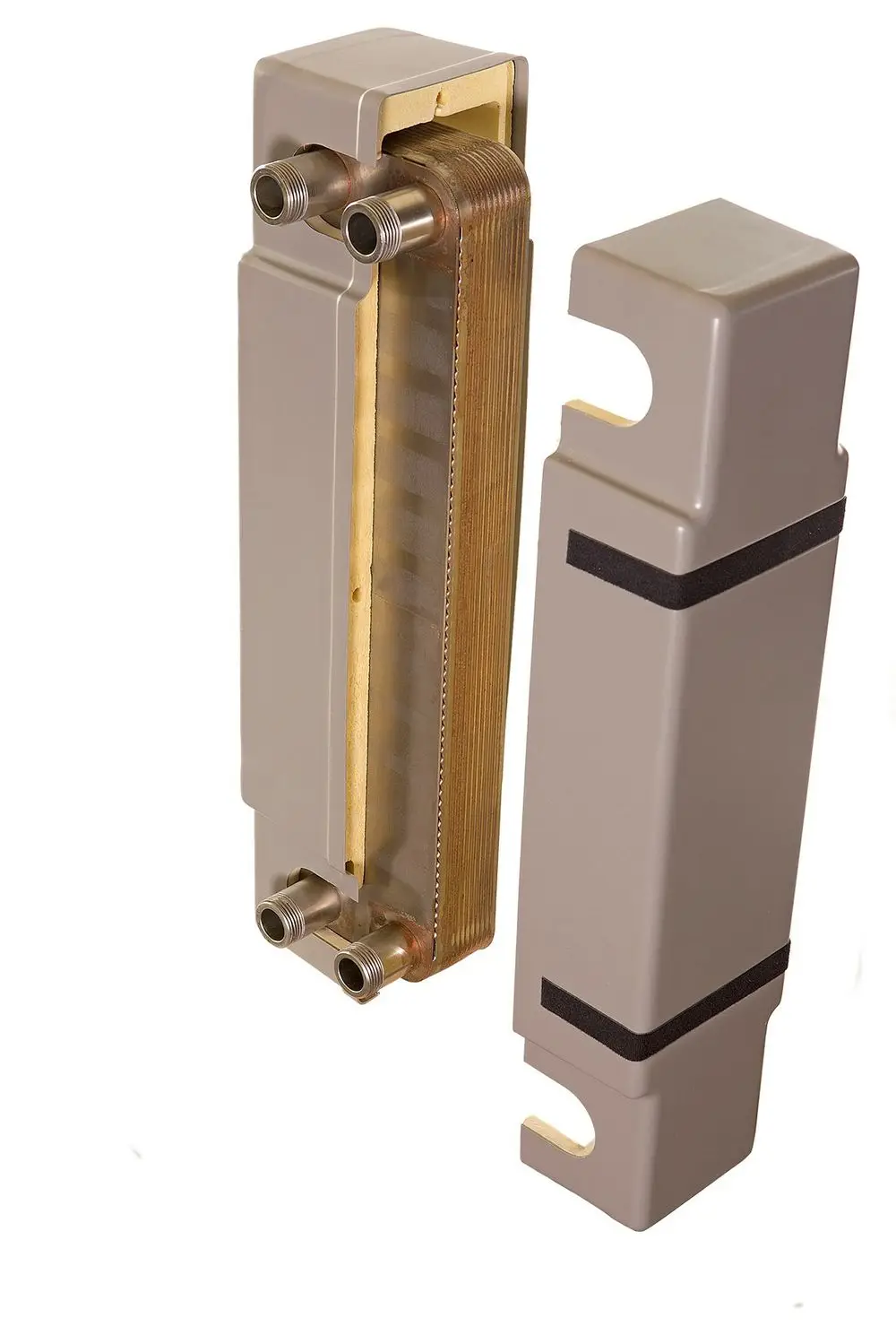 Wärmeübertrager mit Wärmedämmung, zwei Anschlüssen und abnehmbarer Abdeckung. Produkt von Danfoss zur effizienten Wärmeübertragung.